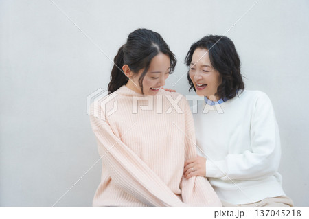 仲良し母娘のポートレート 仲良し母娘のポートレート 137045218