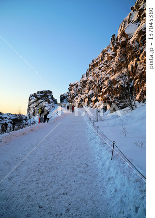 地球の割れ目ギャオを歩く_アイスランド 137045380