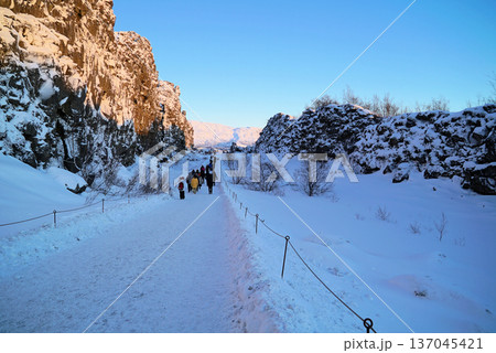 地球の割れ目ギャオを歩く_アイスランド 137045421