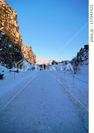 地球の割れ目ギャオを歩く_アイスランド 137045425