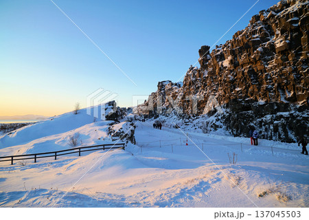 地球の割れ目ギャオを歩く_アイスランド 137045503