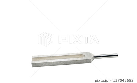 音叉 DNAチューナー マクロ撮影 背景透過 シルバー 137045682