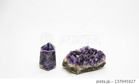 アメジストの結晶とポイント 浄化イメージ 白背景 137045827