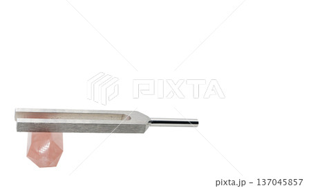 ローズクォーツとクリスタルチューナー　音叉と天然石のマクロ素材 137045857