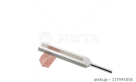 ローズクォーツとクリスタルチューナー　音叉と天然石のマクロ素材 137045858