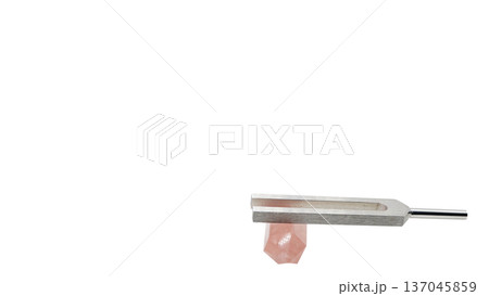 ローズクォーツとクリスタルチューナー　音叉と天然石のマクロ素材 137045859