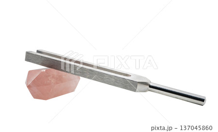 ローズクォーツとクリスタルチューナー　音叉と天然石のマクロ素材 137045860