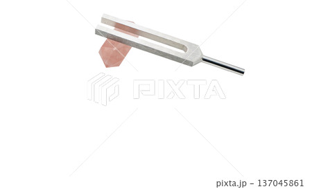 ローズクォーツとクリスタルチューナー 音叉と天然石のマクロ素材 ローズクォーツとクリスタルチューナー 音叉と天然石のマクロ素材 137045861