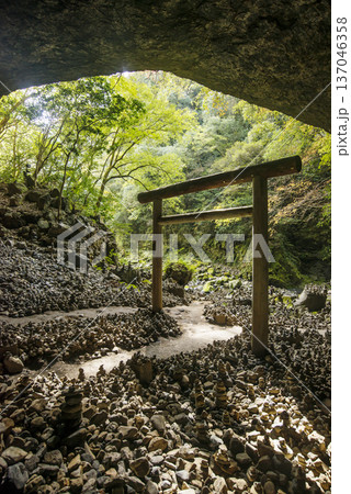 天安河原の風景 天岩戸神社 宮崎観光スポット 日本神話の舞台の大洞 窟神秘的な神社の洞窟 天安河原の風景 天岩戸神社 宮崎観光スポット 日本神話の舞台の大洞 窟神秘的な神社の洞窟 137046358