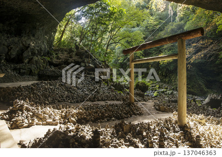 天安河原の風景 天岩戸神社 宮崎観光スポット 日本神話の舞台の大洞 窟神秘的な神社の洞窟 天安河原の風景 天岩戸神社 宮崎観光スポット 日本神話の舞台の大洞 窟神秘的な神社の洞窟 137046363