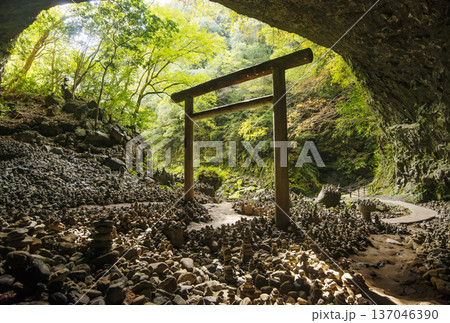 天安河原の風景 天岩戸神社 宮崎観光スポット 日本神話の舞台の大洞 窟神秘的な神社の洞窟 天安河原の風景 天岩戸神社 宮崎観光スポット 日本神話の舞台の大洞 窟神秘的な神社の洞窟 137046390