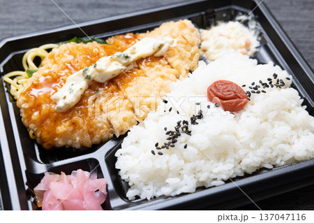 おいしいチキン南蛮弁当 137047116