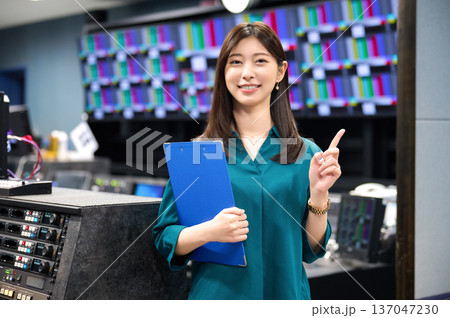 放送局のスタジオで案内・解説をするクリップボード女性 撮影協力:スカパー東京メディアセンター 放送局のスタジオで案内・解説をするクリップボード女性 撮影協力:スカパー東京メディアセンター 137047230