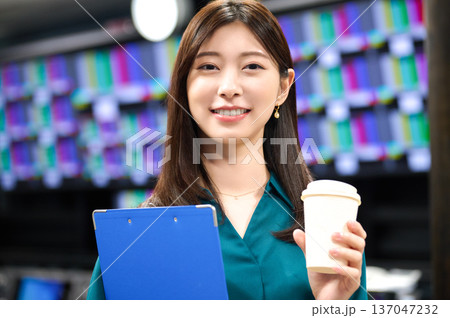 放送局のスタジオでOKサインをする笑顔の日本人女性 撮影協力:スカパー東京メディアセンター 放送局のスタジオでOKサインをする笑顔の日本人女性 撮影協力:スカパー東京メディアセンター 137047232