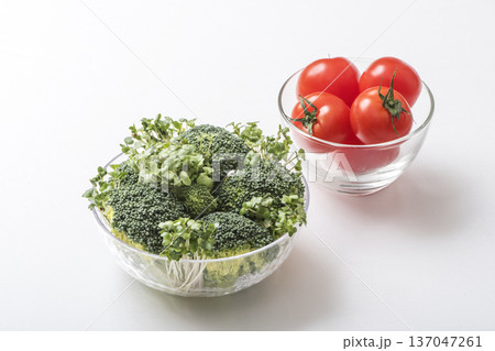 ブロッコリーとブロッコリースプラウトとミニトマト　新芽野菜　健康野菜　サラダ食材 137047261