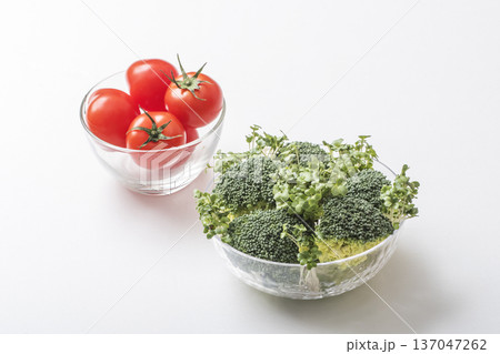 ブロッコリーとブロッコリースプラウトとミニトマト　新芽野菜　健康野菜　サラダ食材 137047262