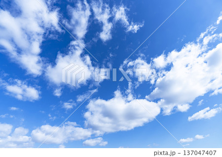 冬の青空と雲 冬の青空と雲 137047407