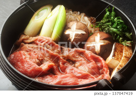 すき焼き すき焼き 137047419
