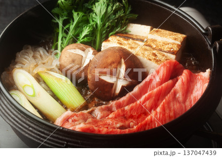 すき焼き 137047439
