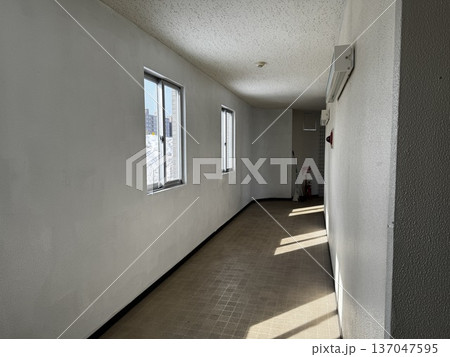 マンションの廊下 マンションの廊下 137047595