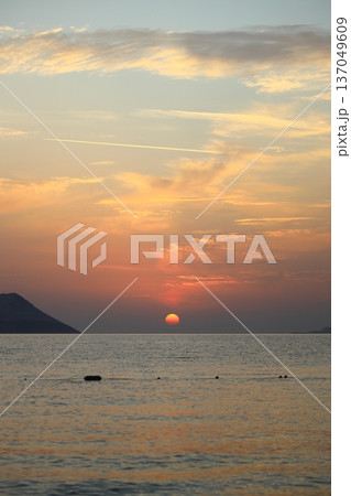 Beautiful sunset over the calm sea with cloud...の写真素材 [137049609] - PIXTA
