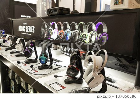 Havit H2002 series gaming headsets on display Havit H2002 series gaming headsets on display 137050396