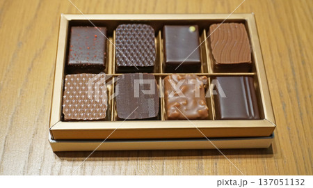箱に入ったチョコレート 箱に入ったチョコレート 137051132