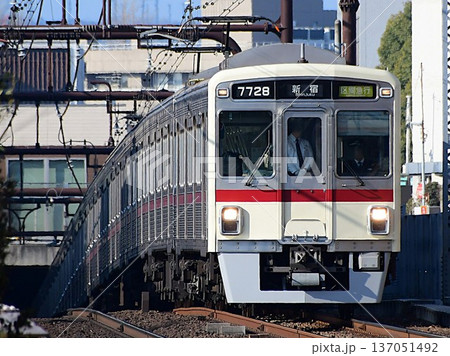 地下から地上へと駆け上がる京王7000系7728F復刻臙脂帯 地下から地上へと駆け上がる京王7000系7728F復刻臙脂帯 137051492