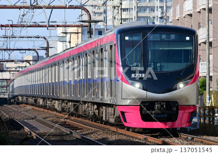 近く区間から地上へ上がってきた京王5000系2代目5733F京王ライナー新宿行 近く区間から地上へ上がってきた京王5000系2代目5733F京王ライナー新宿行 137051545