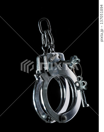 Handcuffs and keys 137051894