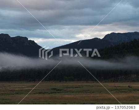 早朝の山間に層雲が流れる風景 早朝の山間に層雲が流れる風景 137052063