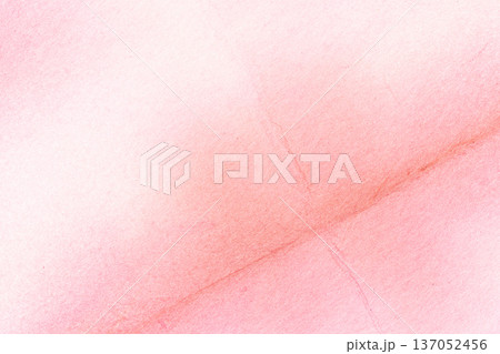 繊維が見えるピンク色の紙面 繊維が見えるピンク色の紙面 137052456
