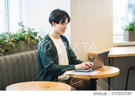 シェアオフィスで仕事をする若い男性 137052585