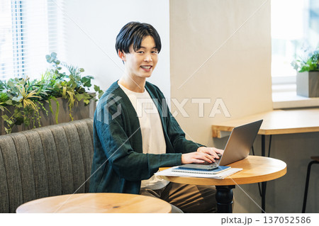シェアオフィスで仕事をする若い男性 137052586