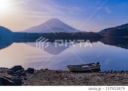 (山梨県)精進湖・湖畔のボートと富士山 (山梨県)精進湖・湖畔のボートと富士山 137052679