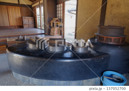 土間に設置された昔の日本の台所にあるかまど 137052700