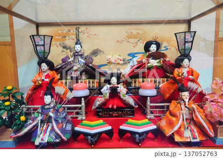 ガラスケース入りひな人形段飾り 137052763