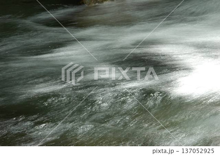 渓谷の清らかな流れ 137052925