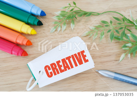 カラフルなペンとCREATIVEの創造性イメージ。 137053035