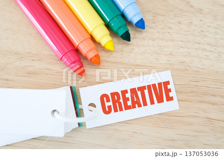 カラフルなペンとCREATIVEの創造性イメージ。 カラフルなペンとCREATIVEの創造性イメージ。 137053036