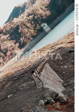 【神奈川県】記録的渇水により津久井湖の湖底から数十年ぶりに姿を現した旧国道413号線 137053176