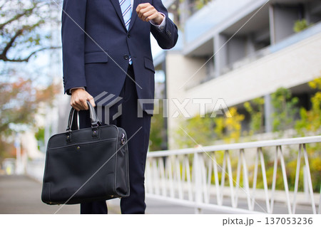 屋外を歩く20代のビジネスマン 137053236