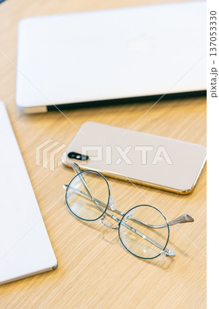 ノートパソコン スマホ メガネ ノートパソコン スマホ メガネ 137053330