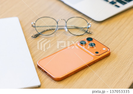ノートパソコン スマホ メガネ ノートパソコン スマホ メガネ 137053335