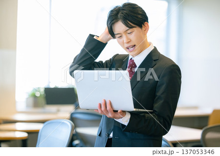 パソコンを使うビジネスマン 137053346
