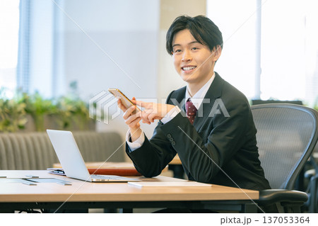 オフィスでスマホを使うビジネスマン 137053364
