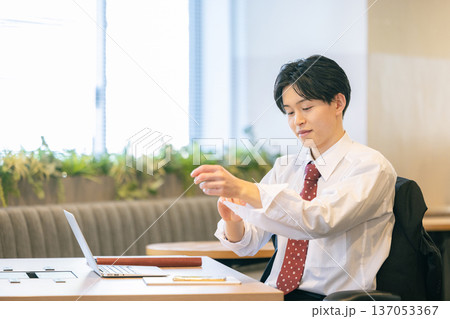 腕まくりをしてやる気を出すビジネスマン 腕まくりをしてやる気を出すビジネスマン 137053367