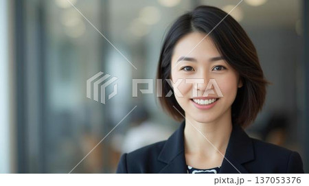 笑顔の若いビジネスウーマン 137053376