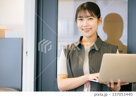 エンジニア　女性 137053440