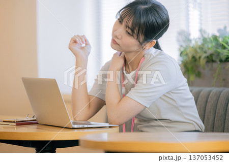 肩こりがつらい女性 肩こりがつらい女性 137053452